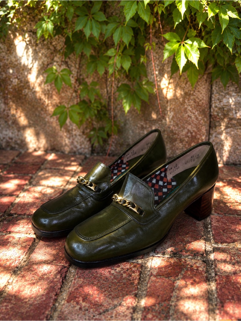 VINTAGE RARE FLORSHEIM Olive Leather Chain Detail Square Toe 1970s Loafers, 8.5